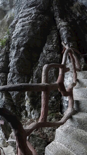 恩施山间铁制扶手依附于岩壁