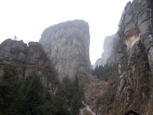 恩施山间雾绕的巍峨岩石景观