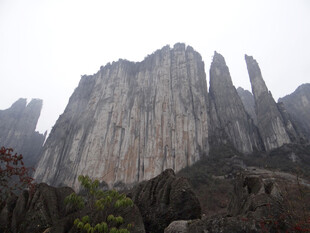 恩施巍峨壮观的陡峭山峰
