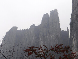 恩施雾中峻峭山峰景色