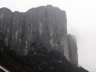 恩施云雾缭绕的陡峭山峰