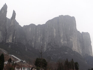 恩施壮丽山峰景色