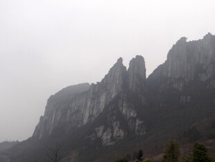 恩施云雾缭绕的壮丽山峰
