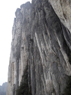 恩施巍峨壮观的陡峭岩石山峰