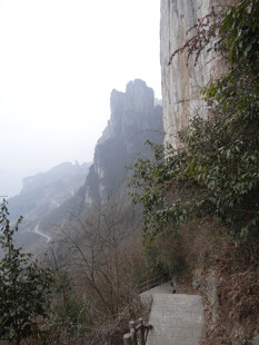 恩施山间小径旁的朦胧山峦