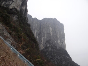 恩施险峻高山与山间道路