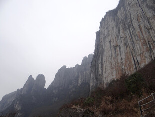 恩施云雾缭绕的陡峭山峰