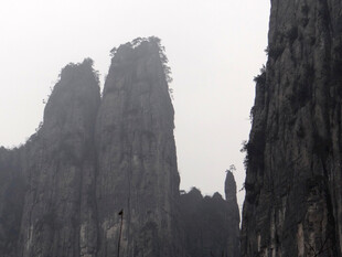 恩施奇峰耸立的壮丽山景