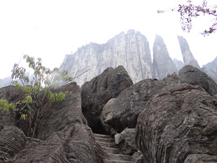 恩施嶙峋山石与远处奇峰