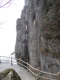 恩施山间栈道旁的陡峭岩壁