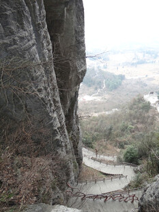 恩施山间石缝中的蜿蜒步道