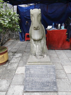 恩施石兽雕像 古朴立于户外