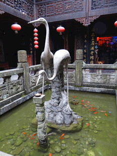 恩施中式庭院中的仙鹤石雕景观