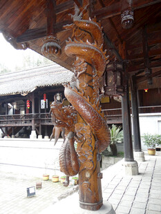 恩施古建前的精美木雕龙柱