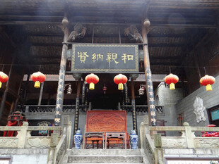 恩施古庙宇前悬挂红灯笼景象