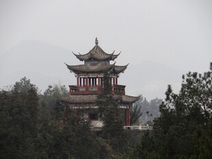 恩施山林中的古典楼阁