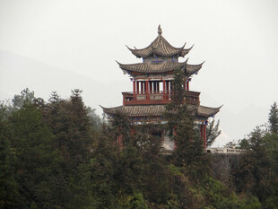 恩施中式古楼阁隐于绿树间