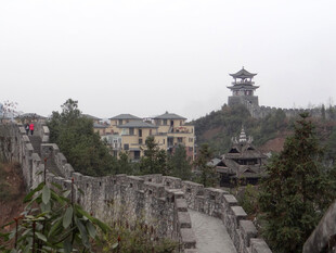 恩施古城墙旁的中式楼阁景观