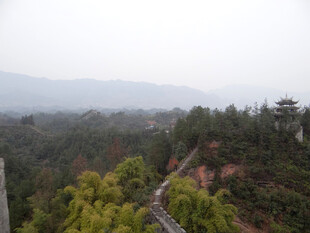 恩施山间蜿蜒栈道 绿意盎然