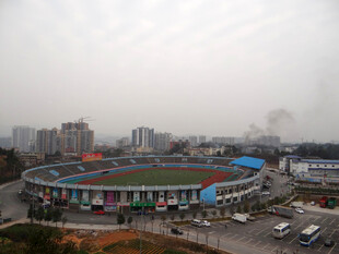 恩施城市中色彩斑斓的体育场