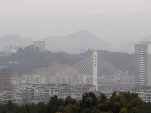 恩施雾中城市与远山景观