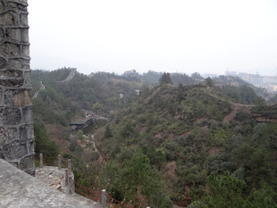 恩施长城边绿意盎然的山峦