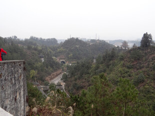 恩施一人立于高处眺望山林