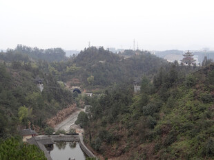 恩施山间蜿蜒河流与葱郁林木