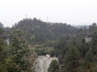 恩施山间蜿蜒公路与葱郁林木