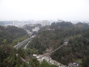 恩施俯瞰山林间的城市道路