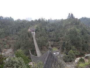 恩施山间古桥隐于葱郁树林