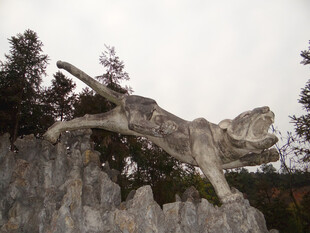 恩施岩石上的恐龙雕塑