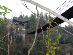 恩施山林中的古朴吊桥与亭阁