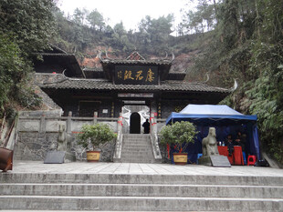 恩施古寺门前景致