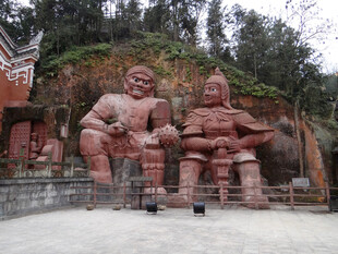 恩施景区内的大型石像景观