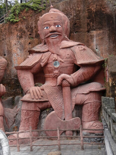 恩施巨大红色武士雕像