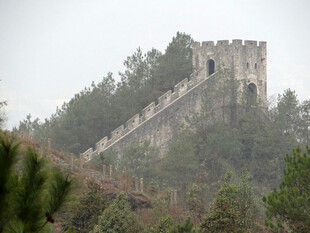 恩施雾中巍峨长城屹立山间