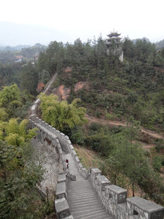 恩施蜿蜒长城穿梭于葱郁山林