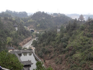 恩施山间村落景色