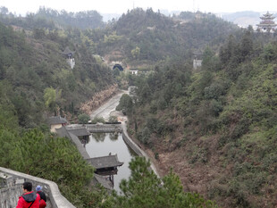 恩施山间观景人 俯瞰河谷风光