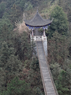 恩施山林中的古朴凉亭与栈道