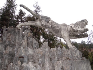 恩施岩石上的奇特雕塑