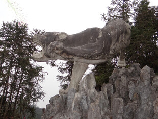 恩施山林中的猛虎石雕