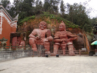 恩施壮观的大型红色雕塑群