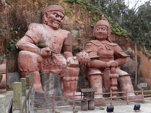 恩施两尊巨型石像威严矗立