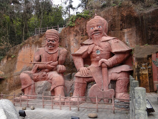 恩施两尊石刻佛像坐于山间