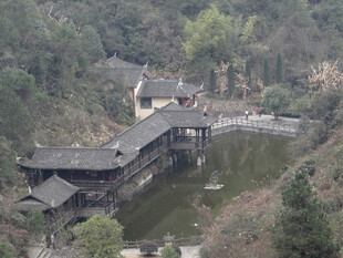 恩施古雅廊桥静立山水间