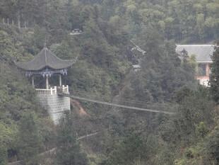 恩施山林中的古朴亭子