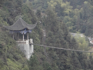 恩施山间悬索桥旁的古朴亭子