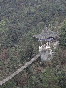 恩施山林中的古朴亭阁